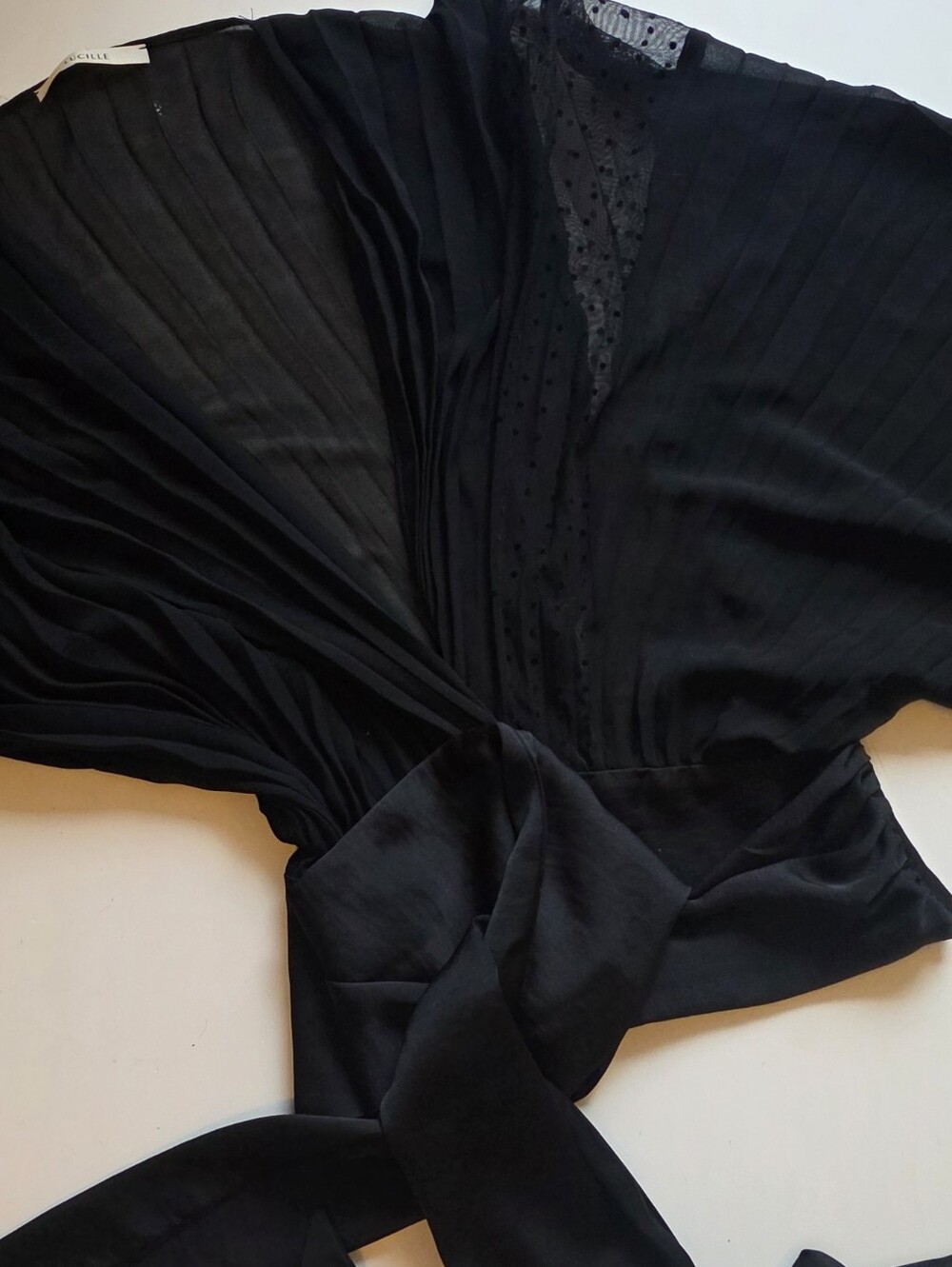 Black Tie-Front Pleated Cropped Top - Women's - Picture 7 of 7